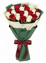 Букет Микс из красных и белых роз в Подкумке