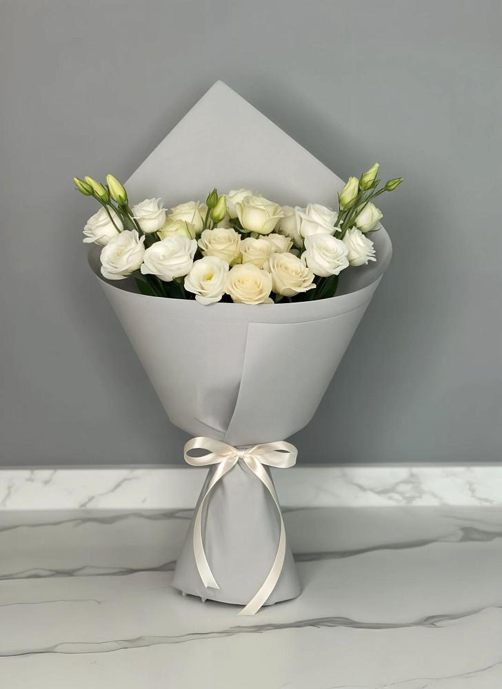 Букет цветов из: Розы и Лизиантусы в Подкумке