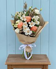 Букет цветов из:  Альстромерии, Лизиантусы, Розы и Хризантемы в Подкумке
