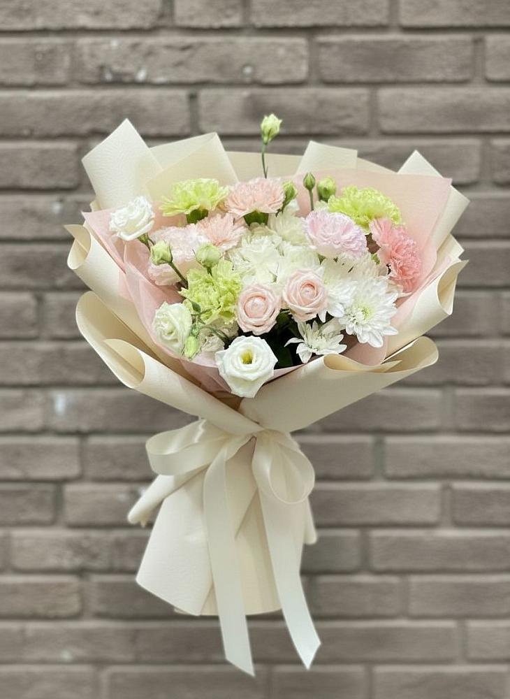 Букет цветов из: Гвоздики, Розы, Лизиантусы и Хризантемы в Подкумке