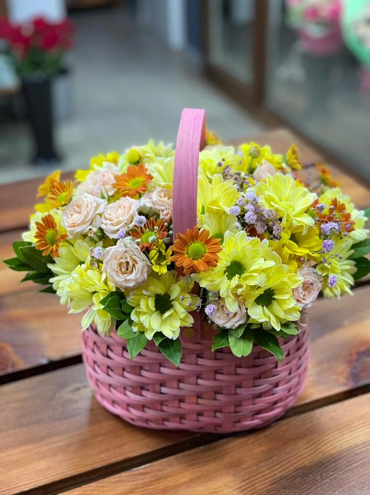 Цветочная композиция из Хризантемы и Розы в корзине в Подкумке