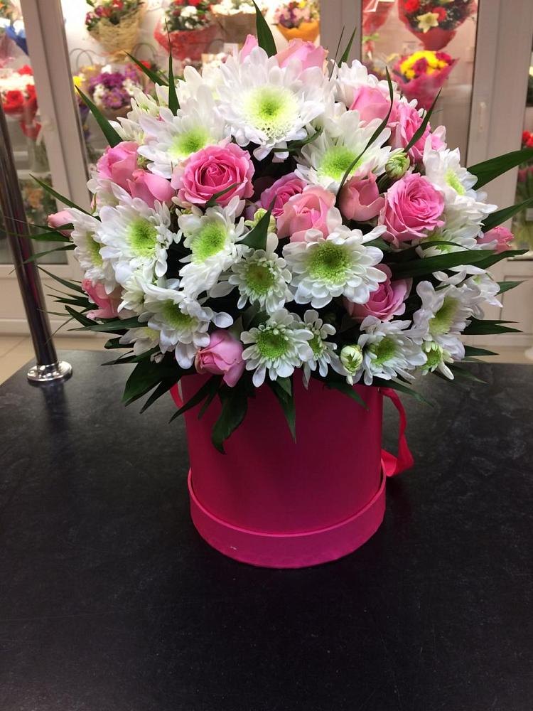 Цветочная композиция из Розы и Хризантемы в шляпной коробке в Подкумке