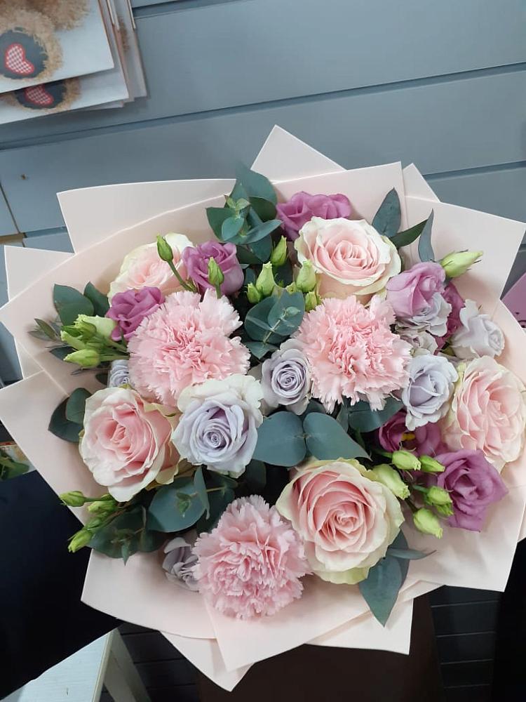 Букет цветов из: Розы, Гвоздики и Лизиантусы в Подкумке