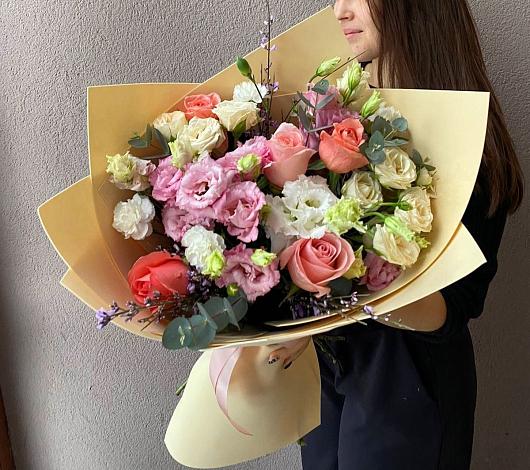 Букет цветов из: Розы, Лизиантусы и Гвоздики в Подкумке