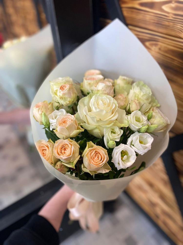 Букет цветов из: Розы и Лизиантусы в Подкумке